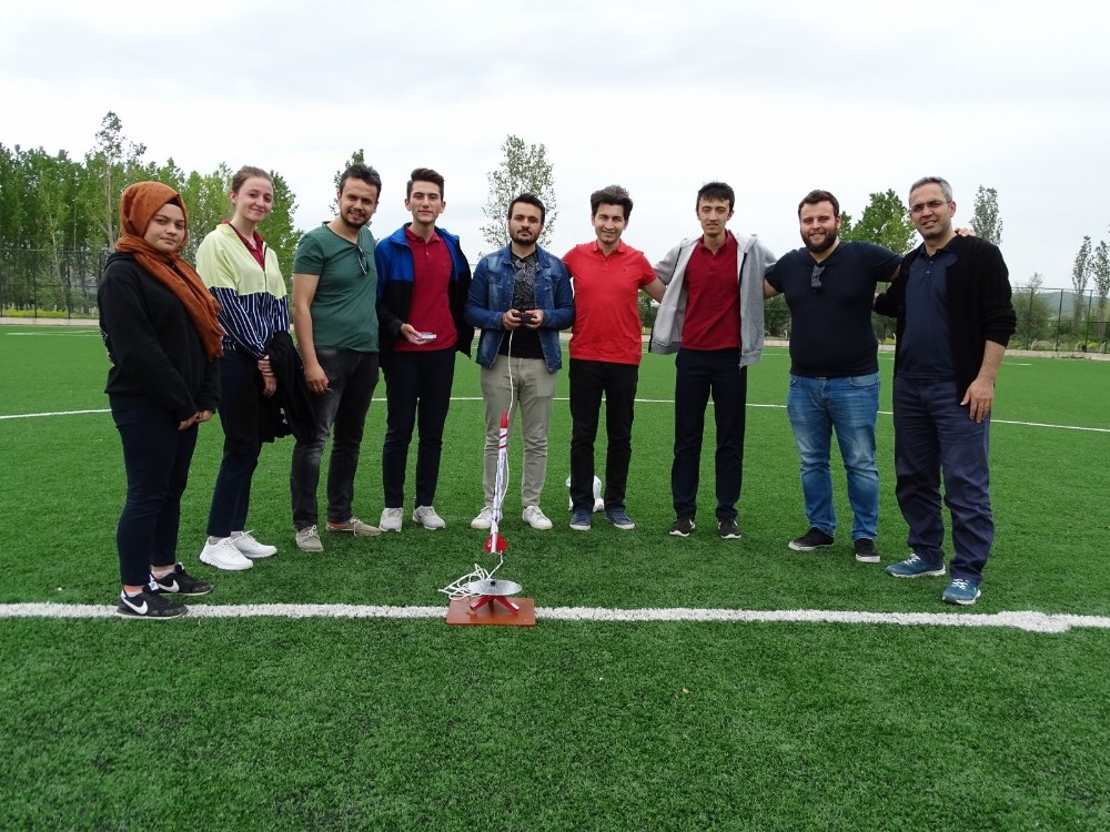 Lise öğrencilerinin yerli roketi gökyüzüyle buluştu 