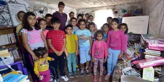 Evinin ahırını kütüphaneye çevirdi