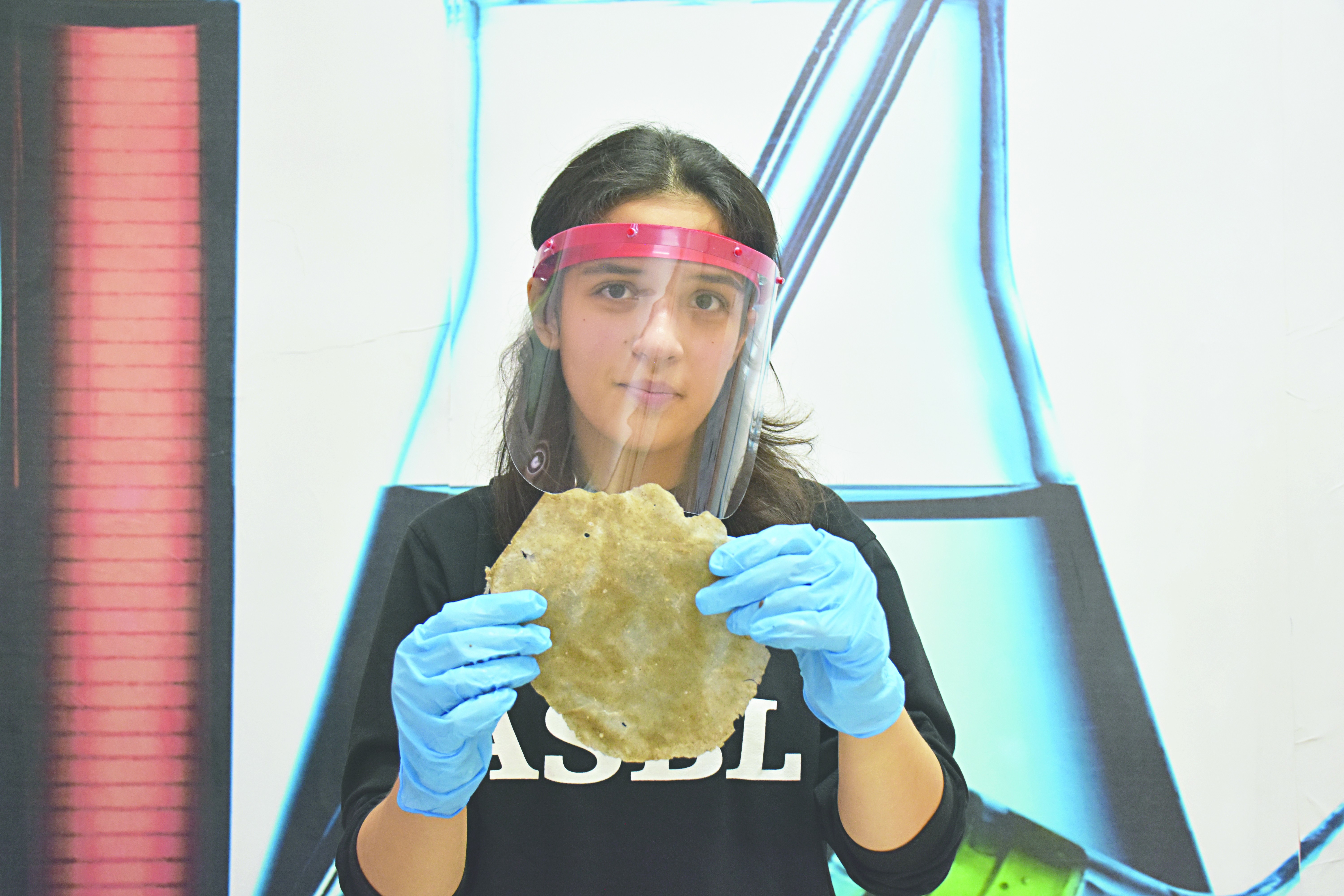 Lise öğrencisi mantar atıklarından deri yaptı