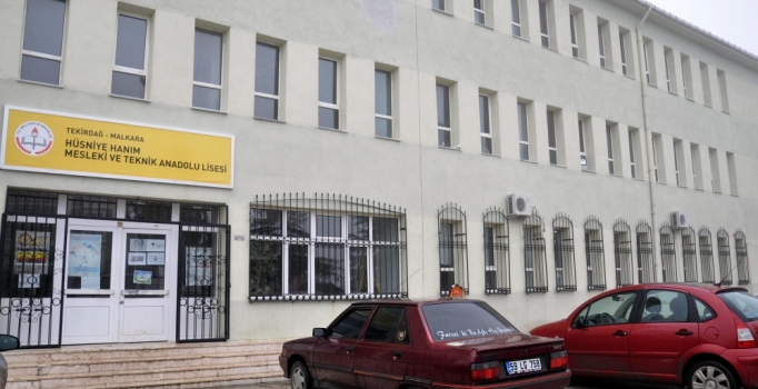 Lise öğrencisi öğretmenini yumrukladı