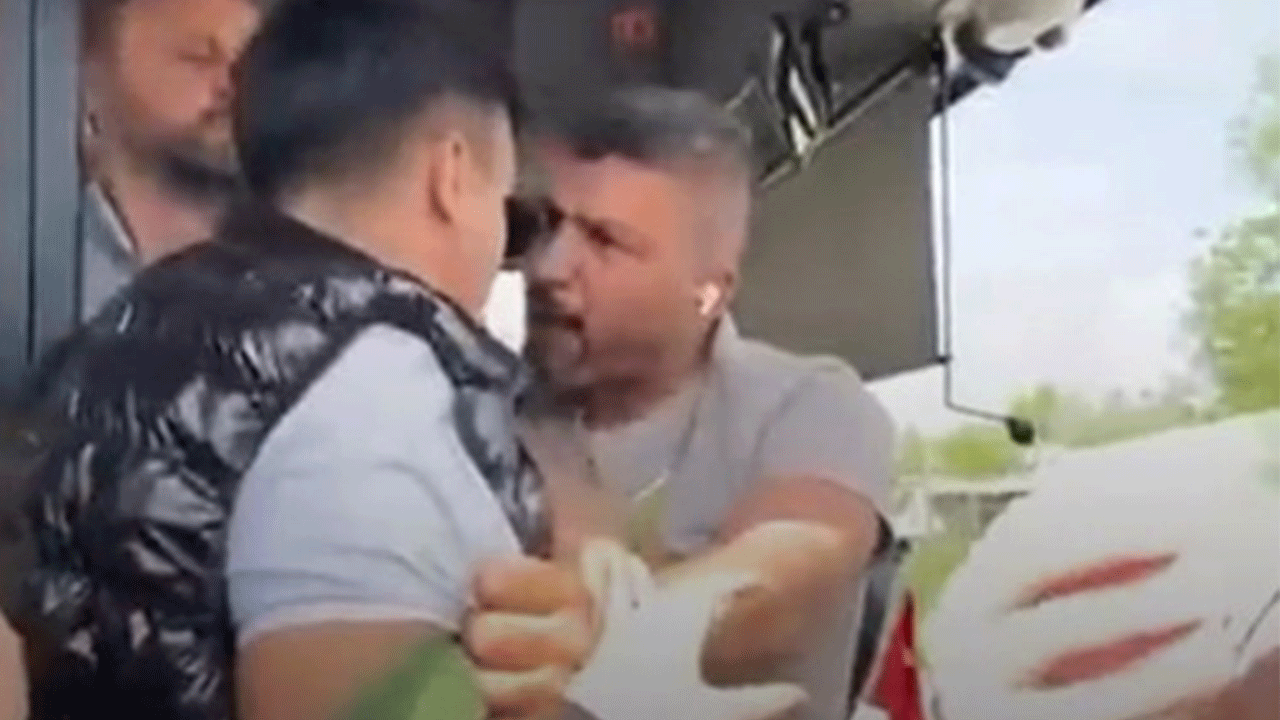 Lise öğrencisi tartıştığı şoförün üzerine yürüdü! O anlar böyle kaydedildi!