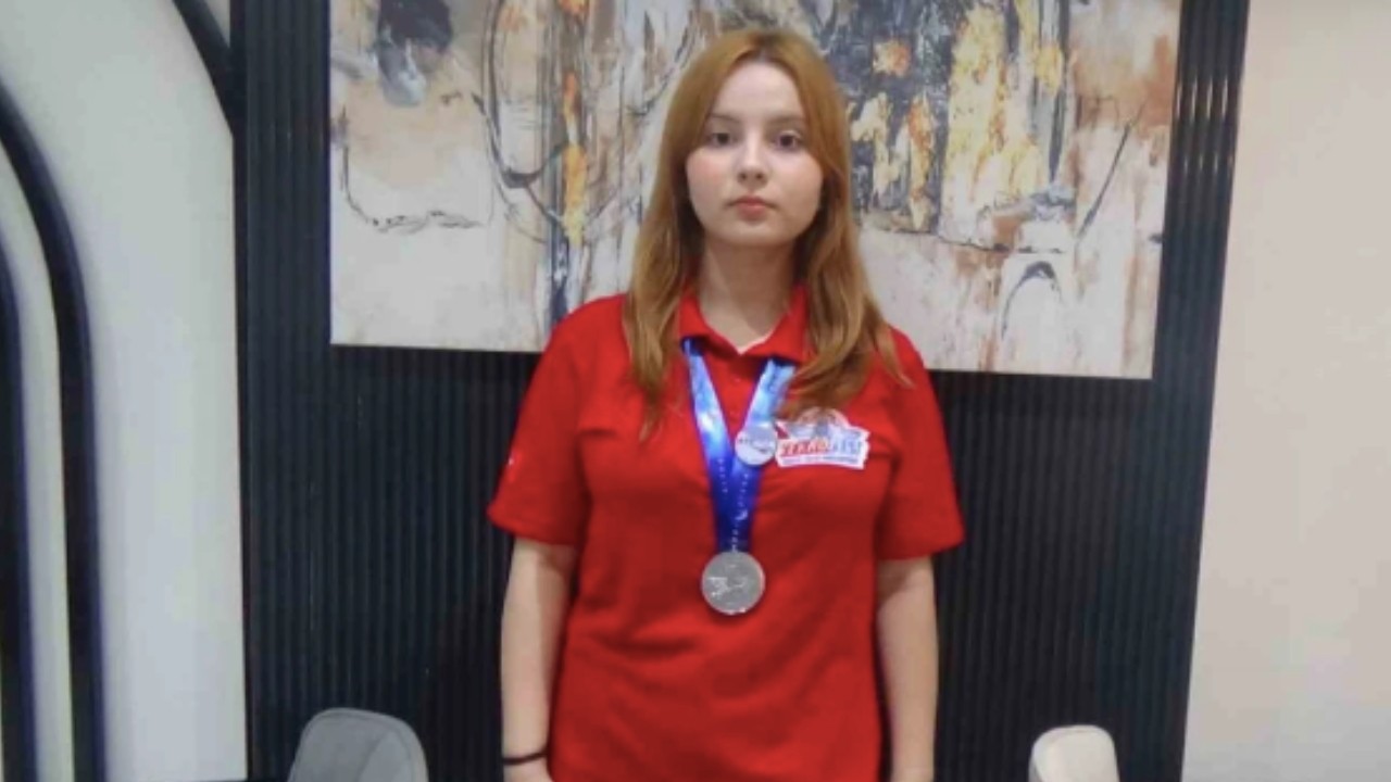 Lise öğrencisi Teknofest'te 2. oldu! Meme kanserini erken tespit eden yapay zeka algoritması geliştirdi