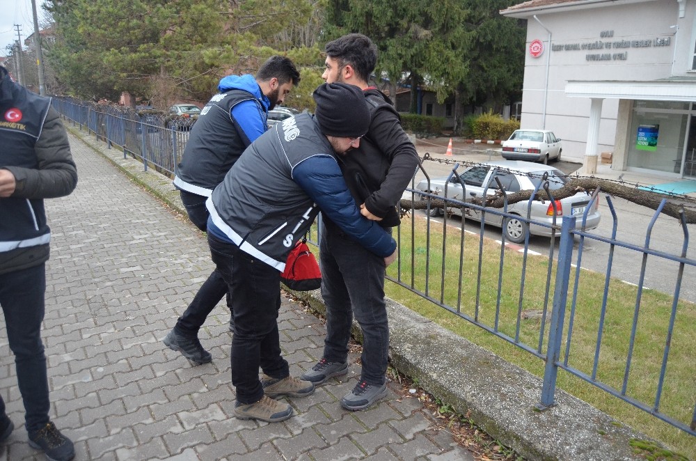 Lise önlerinde uyuşturucuya karşı uygulama yapıldı 