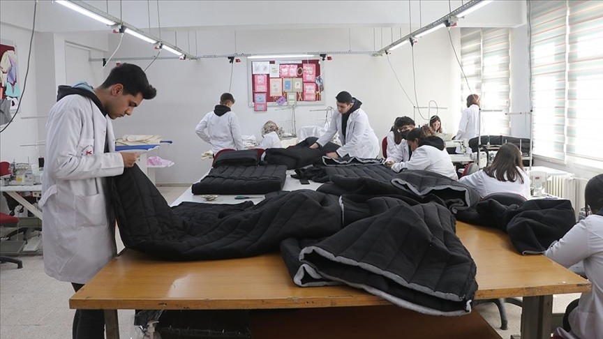 Lisede depremzedeler için uyku tulumu üretiliyor