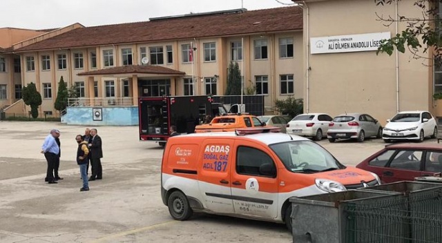 Lisede gaz kokusu şüphesi
