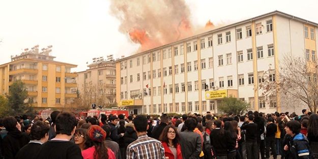 Lisede korkutan yangın!