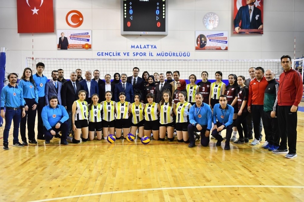 Liseler arası voleybol turnuvası büyük çekişme 