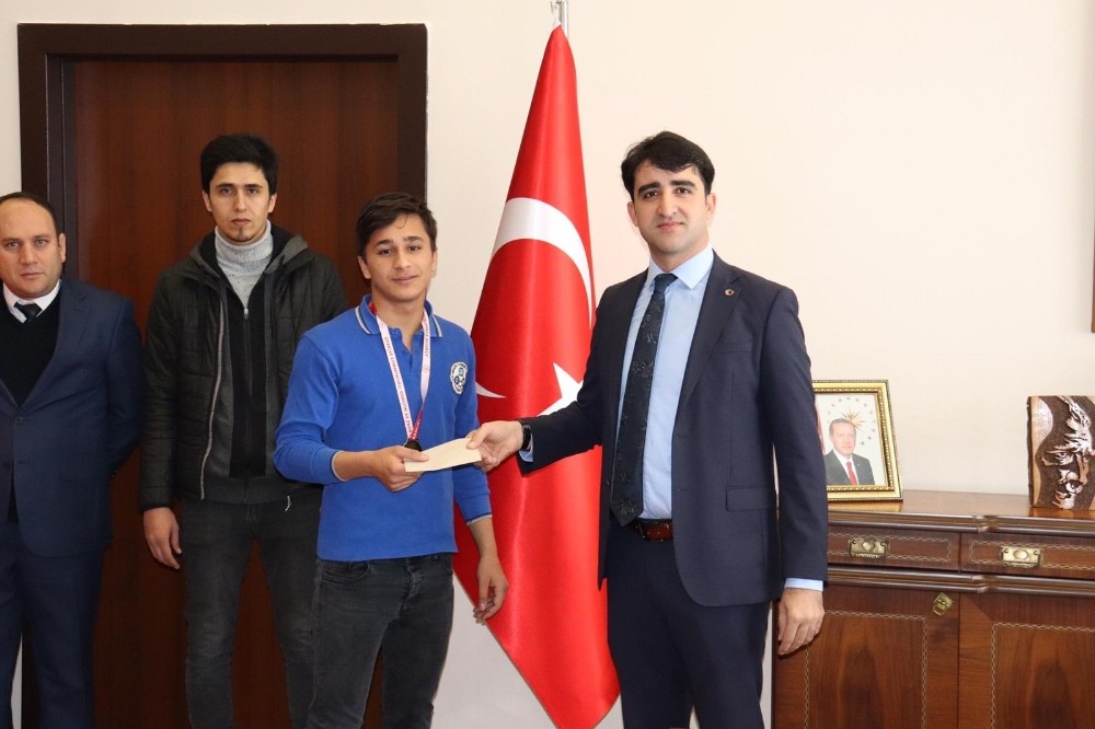 Liselerarası Güreş Turnuvasında Tufanbeyli ikinci oldu 