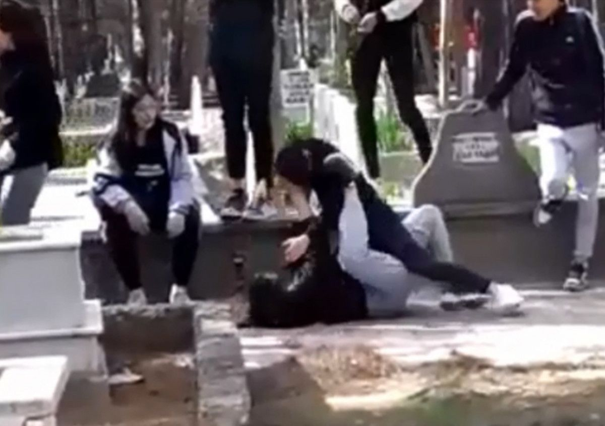 Liseli ergenler yine yaptı yapacağını! Bunlarda fındık kadar akıl yok