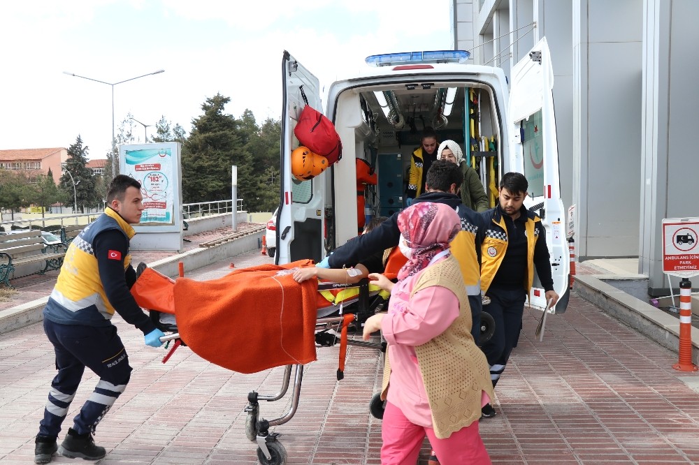 Liseli genç karnına bıçak sapladı 