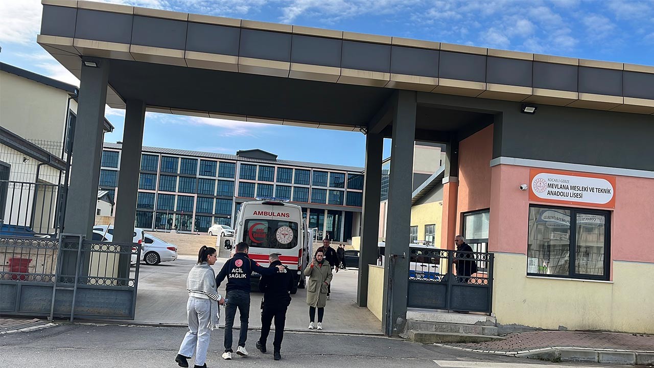 Liseli genç tartıştığı sınıf arkadaşını bıçakladı