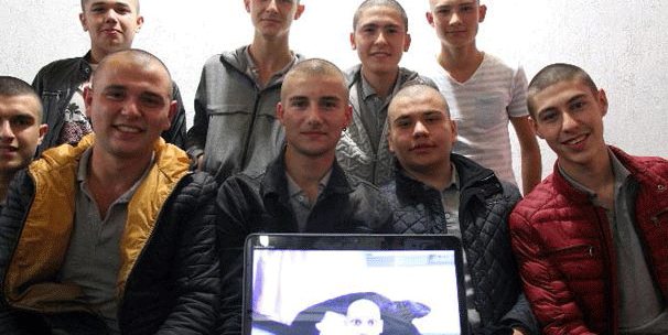 Liseli gençlerden alkışlanacak hareket… ‘Saçlarımız değil canımız feda’