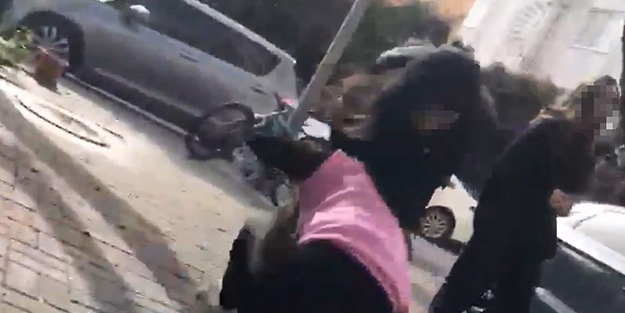 Liseli kızlar tekme tokat kavga etti! Acınası halleri kameraya yansıdı