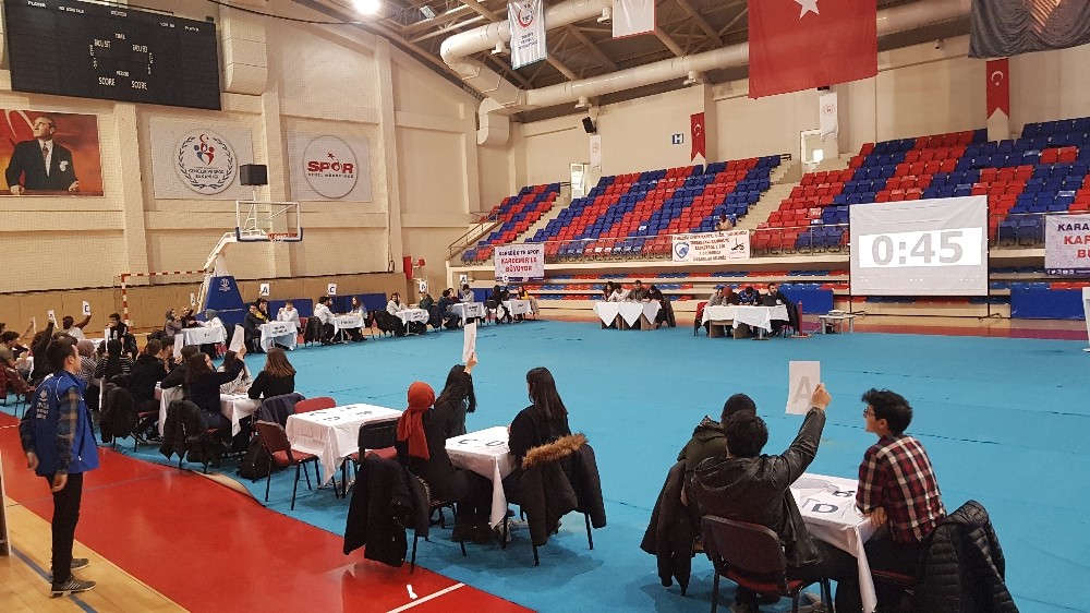 Liseli öğrenciler bilgilerini yarıştırdı 