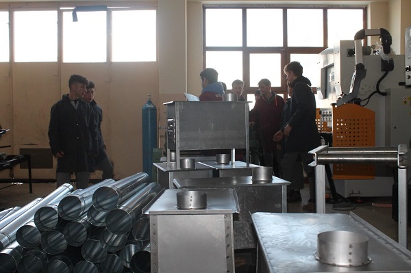 Liseli öğrenciler durmadan dinlenmeden çalışıyor