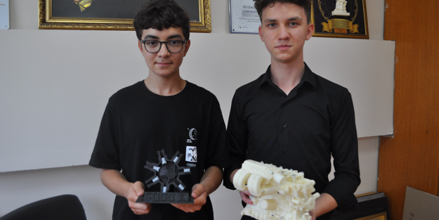 Liseli öğrenciler eğitimlerde gösterilmesi amacıyla motor prototipleri yaptı