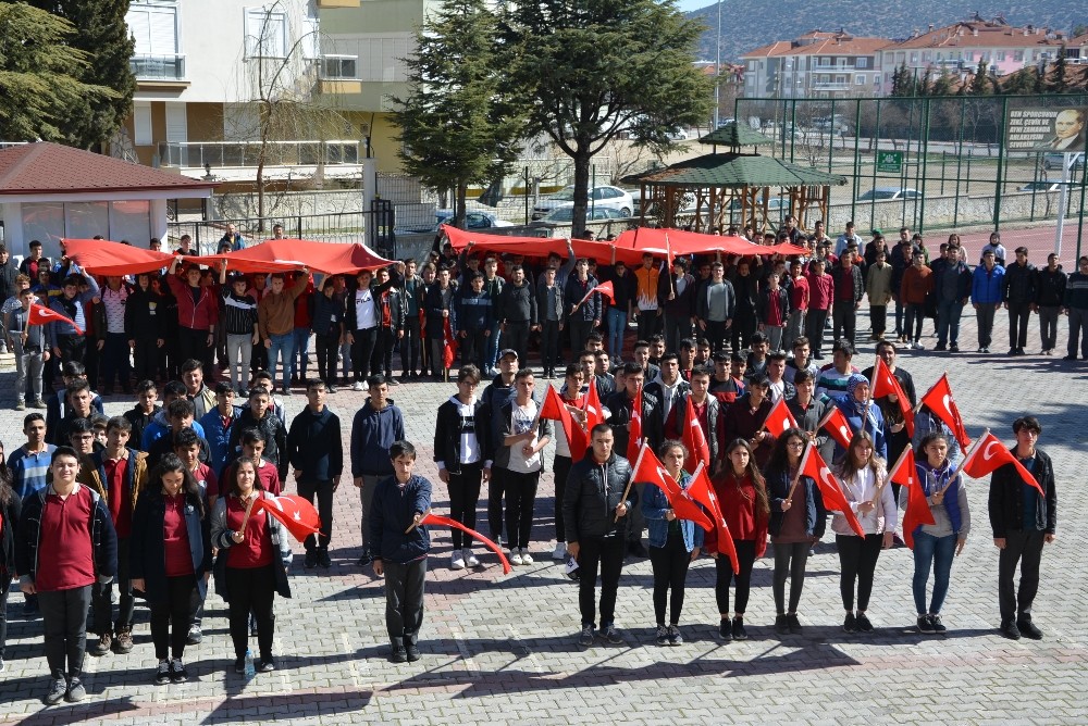 Liseli öğrenciler İdlib şehitleri için yürüdü 