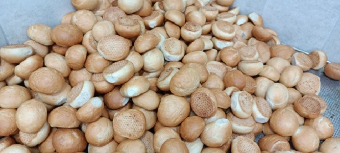 Liseli öğrenciler kolları sıvadı! Depremzedeler için binlerce ekmek yapılıyor