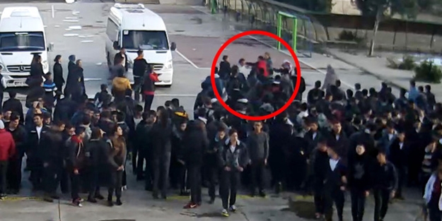 Liseli öğrenciler öğretmenlerine saldırdı!