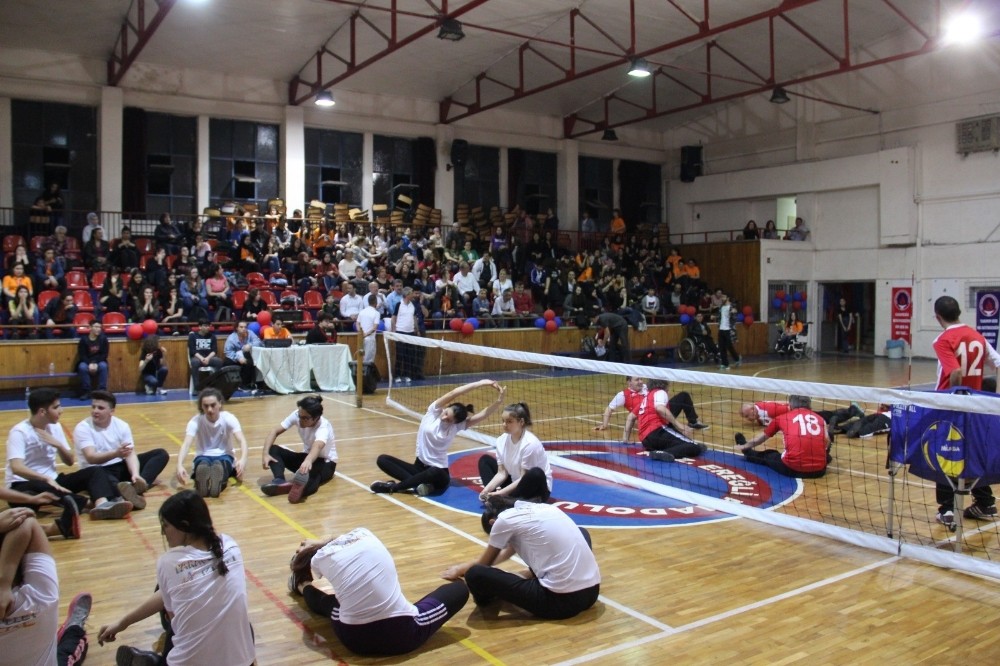 Liseli öğrenciler Paravolley takımı ile maça çıktı 