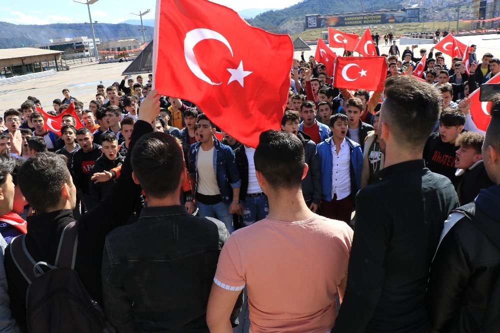 Liseli öğrenciler şehitler için yürüdü 