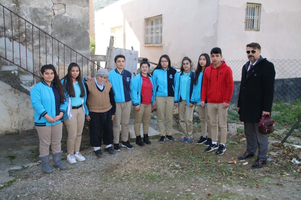 Liseli öğrenciler yaşlı adamın eli kolu oldu 