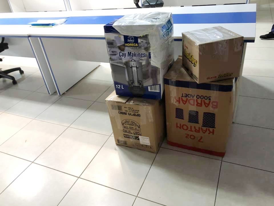 Liseli öğrencilerden depremzedelere yardım malzemesi 