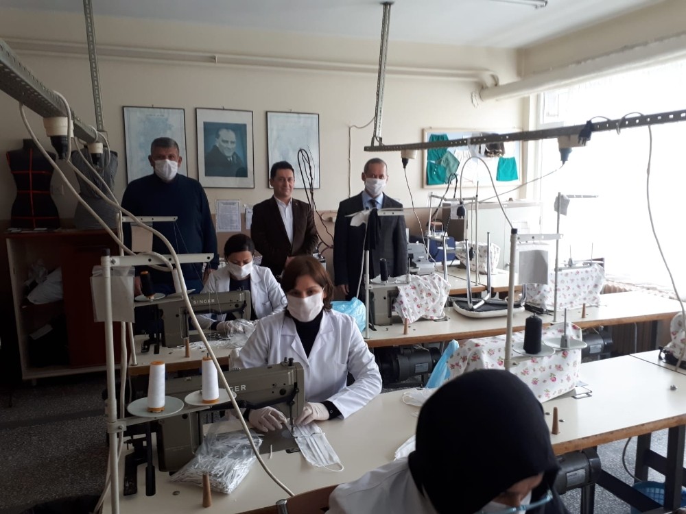 Liseli öğrencilerden maske üretimi 
