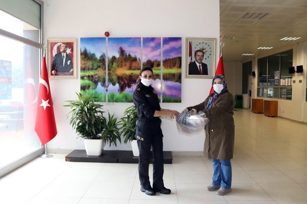 Liseli öğrencilerden polislere siperlik desteği 
