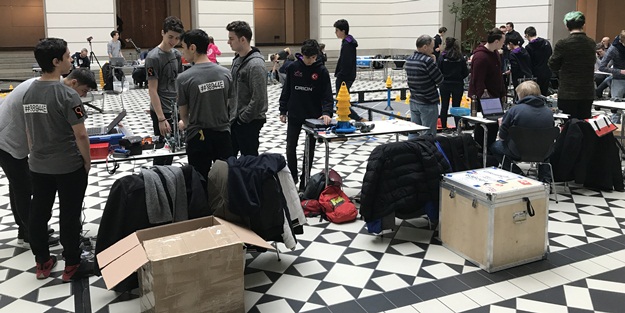 Liseli Türk öğrenciler Almanya'dan şampiyonlukla döndüler