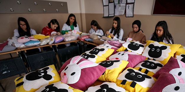 Liseliler depremzedelere eksi 15 derece soğukta sıcak tutan battaniye, yastık, atkı, bere üretiyor! Halka gidecek