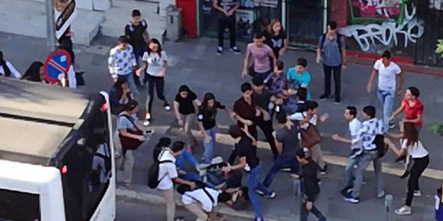 Liseliler şehri birbirine kattı... Büyük kavga