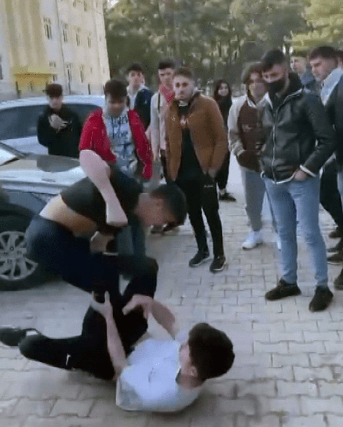 Liselilerin kavgasında arkadaşları öyle bir şey yaptı ki...