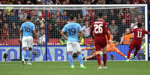 Liverpool kupayı kaldırdı