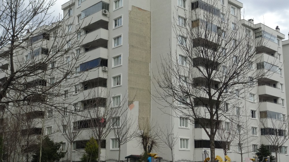 Lodos apartmanın dış cephesini söktü 
