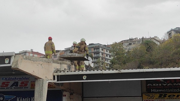Lodos İstanbul'u vurdu! Harem Otogarı'nın çatısı uçtu