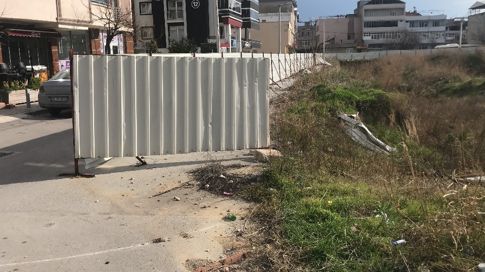 Lodos pazar yeri inşaatını vurdu 