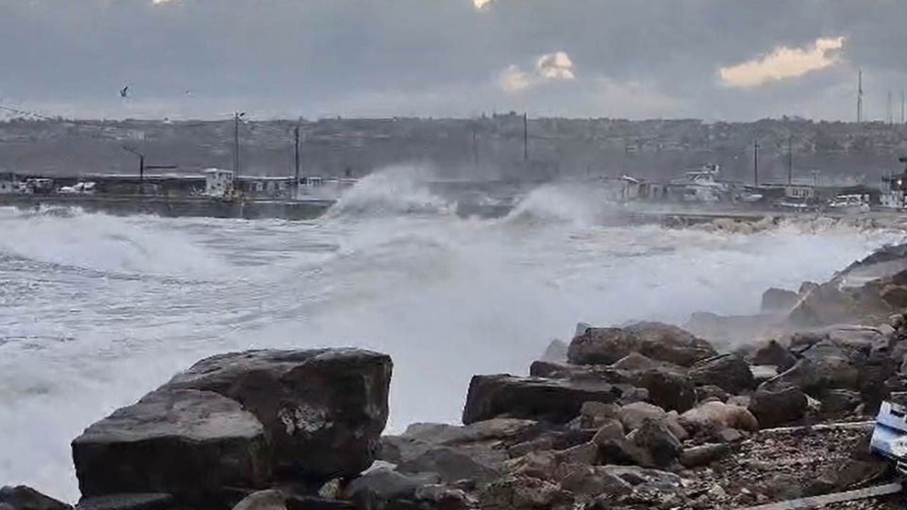 Lodos sahili vurdu: Silivri’de dalgalar tehlikeli boyuta ulaştı