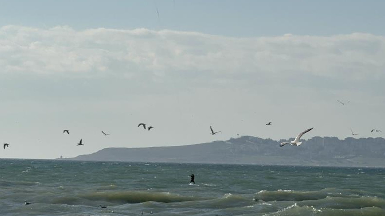 Lodosu dinlemedi! Dalgalar arasında sörf yapan şahıs kamerada
