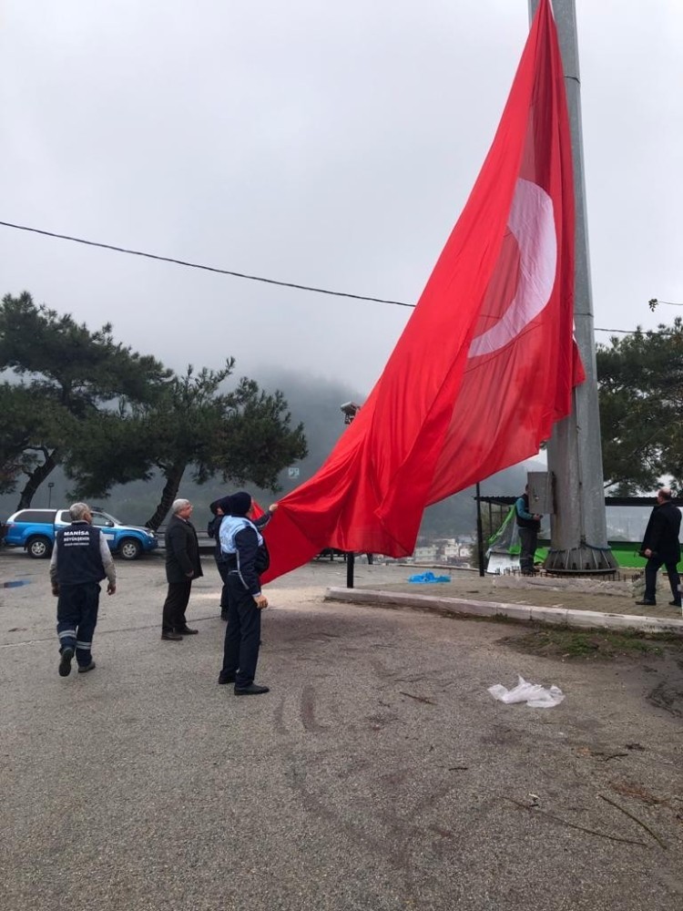 Lodosun zarar verdiği dev Türk Bayrağı yenilendi 