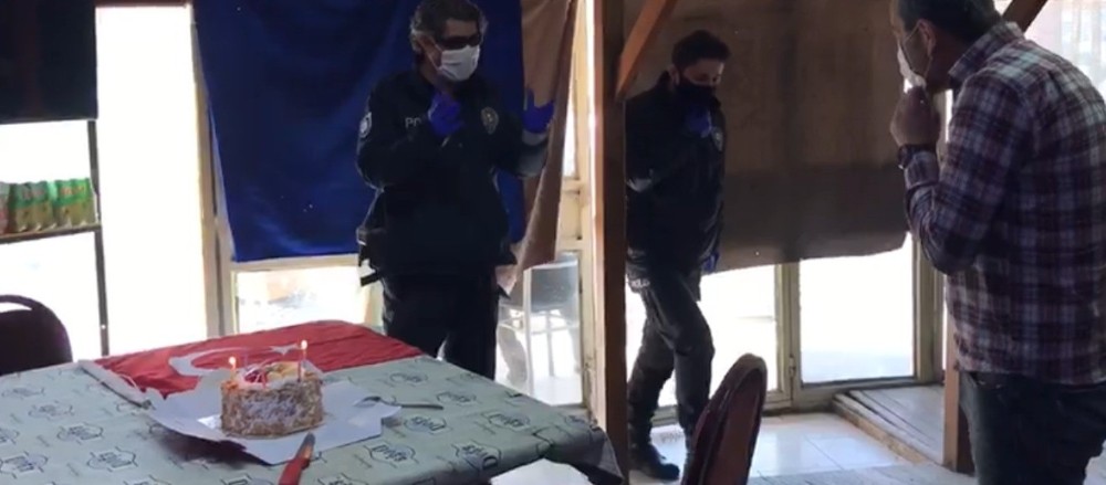 Lokale baskına giden polise 175. yıl sürprizi 