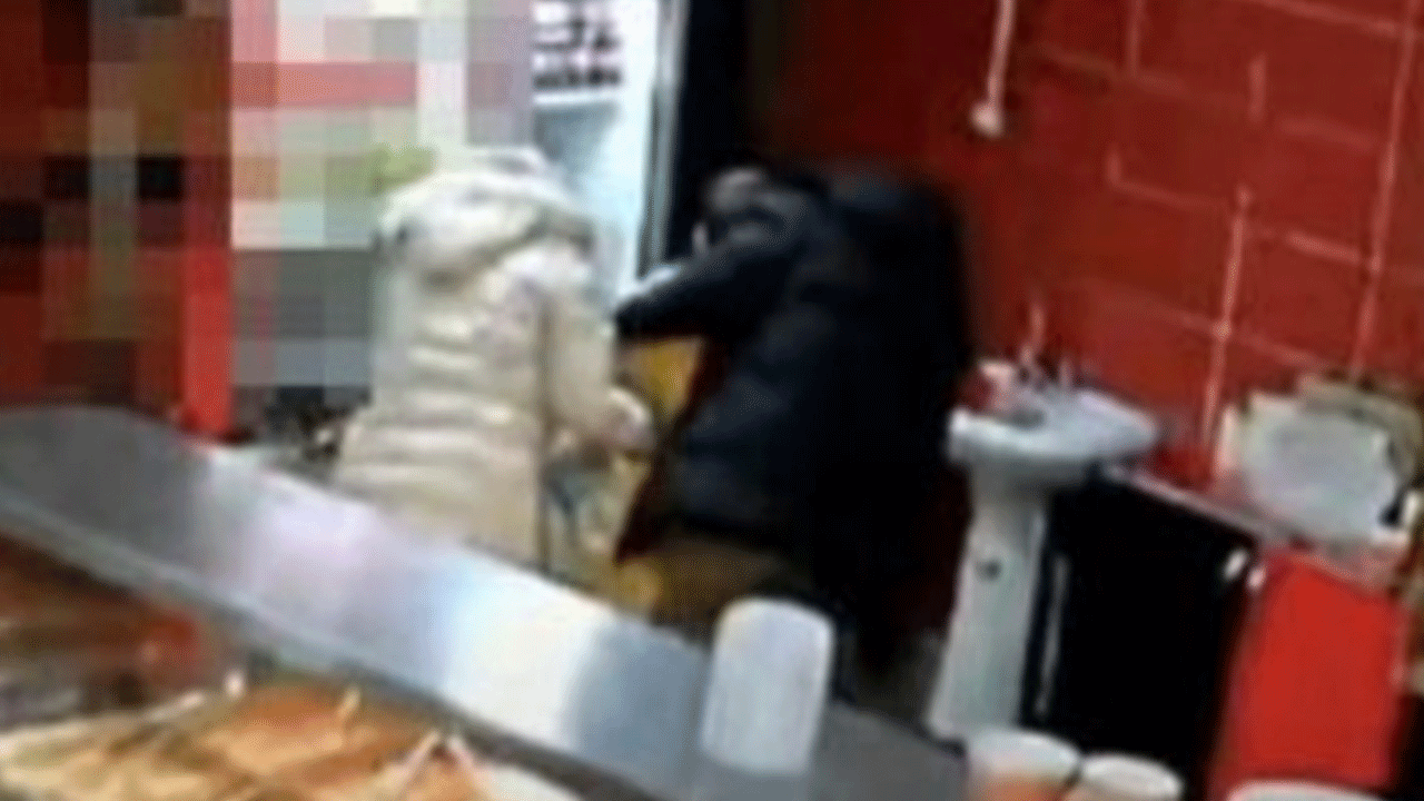 Lokanta çalışanı Heimlich manevrasıyla çocuğu böyle kurtardı!