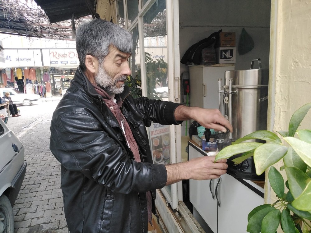 Lokantacıdan vatandaşa ücretsiz çay hizmeti 