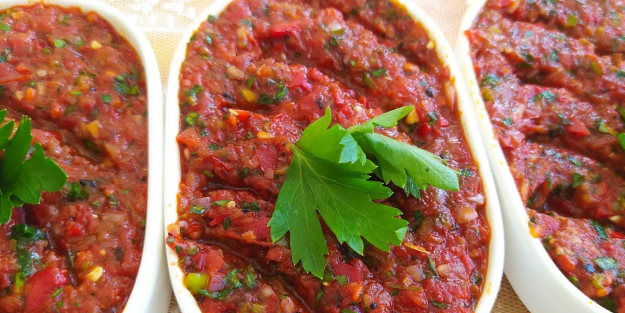 Lokantalarda yediğimiz ezmelerden daha lezzetli: Ezme tarifi! 