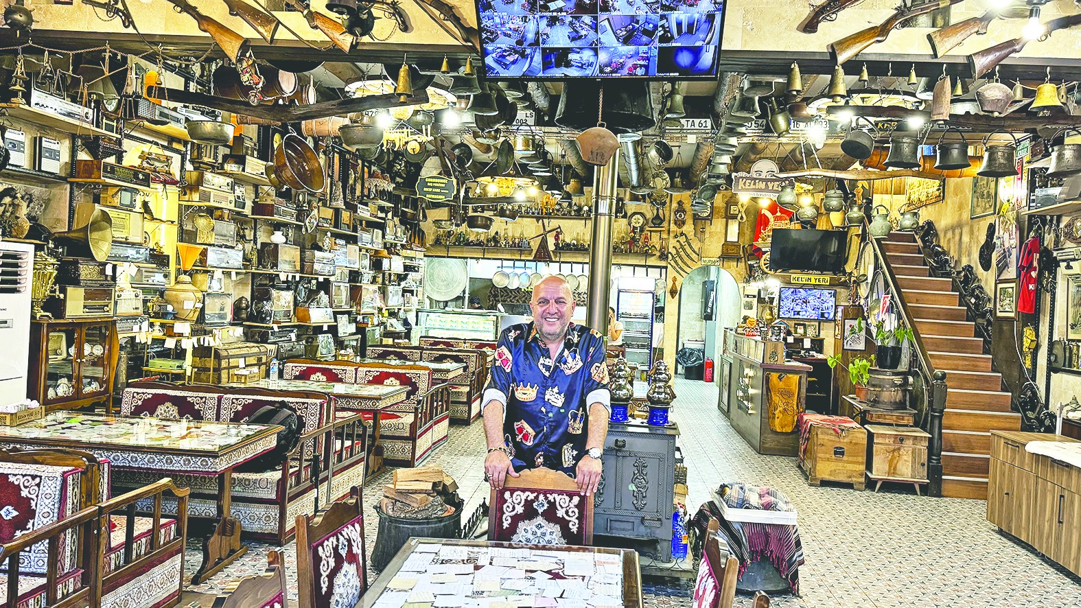 Lokantanın dekorunu antika eşyalar süslüyor