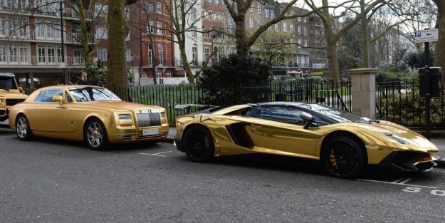 Londra sokaklarında altın kaplama arabalarla geziyor! İşte o görgüsüzlük...