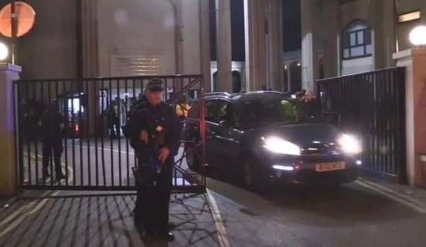 Londra'da alarm! Silahla camiye girmeye çalışınca...