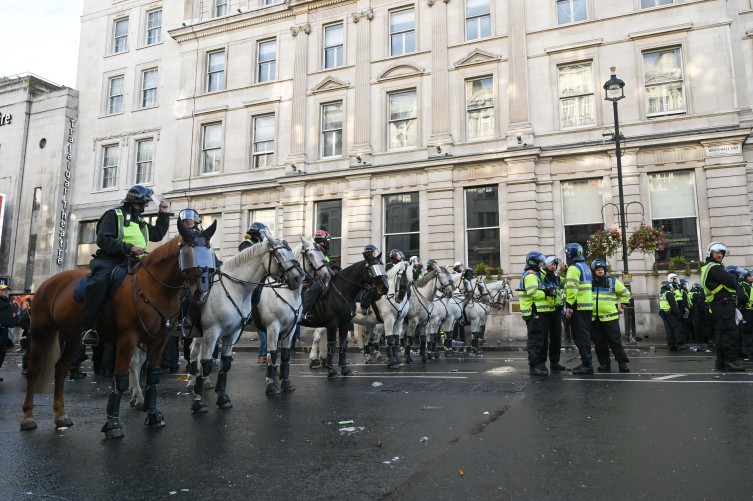 Londra’da aşırı sağcı gösteride olaylar çıktı: 26 polis yaralı, 25 gözaltı