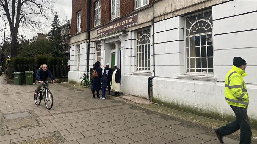 Londra'da cami yakınındaki binada İslam karşıtı sloganlara soruşturma