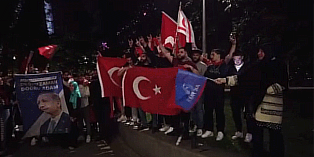 Londra’da gurbetçi vatandaşlar Cumhurbaşkanı Erdoğan’ın zaferini kutladı